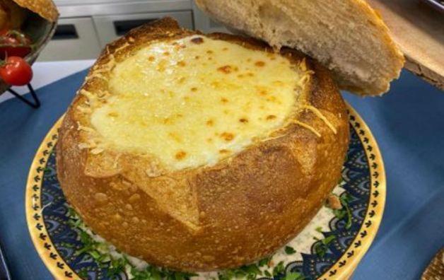 Sopa especial de creme de queijo no pão italiano