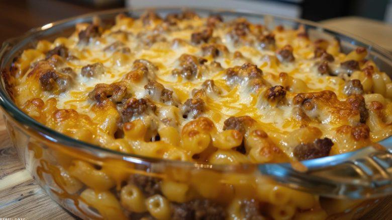 Macarrão com carne moída ao molho e creme de leite