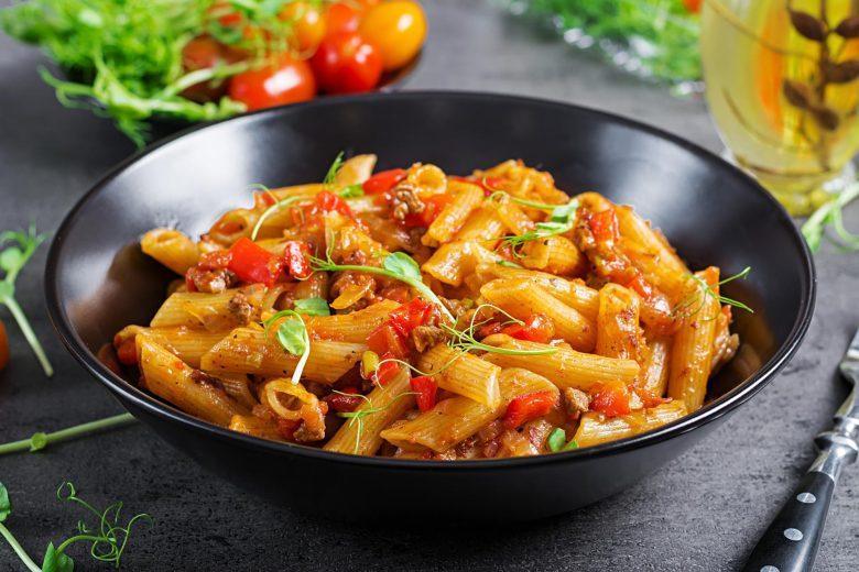 Penne ao molho salsaretti com carne moída