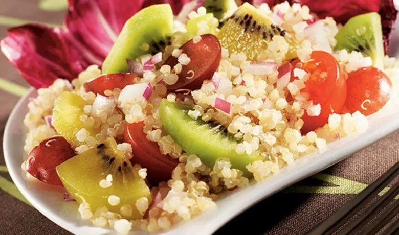 Salada de quinoa com kiwi 