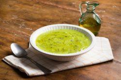 Sopa de ervilha com salsa e cebolinha verde