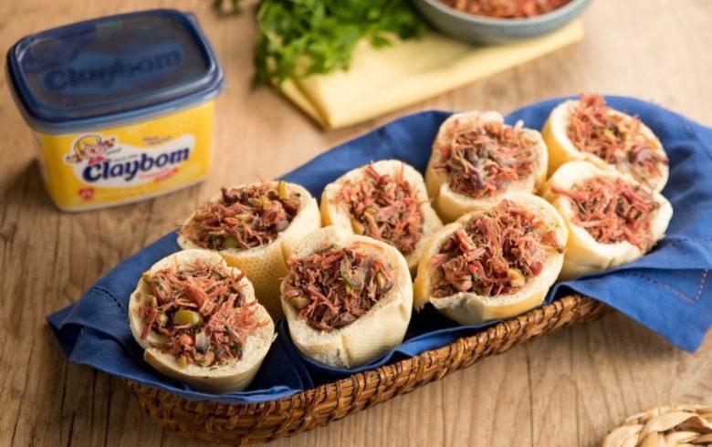 Pão recheado com carne seca e cebola