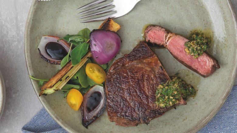Entrecot com legumes grelhados e molho chimichurri