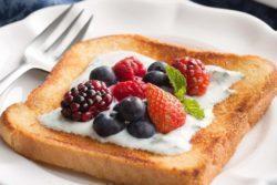 Fancy Toast de grego e frutas vermelhas