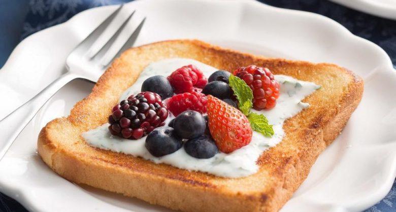 Fancy Toast de grego e frutas vermelhas