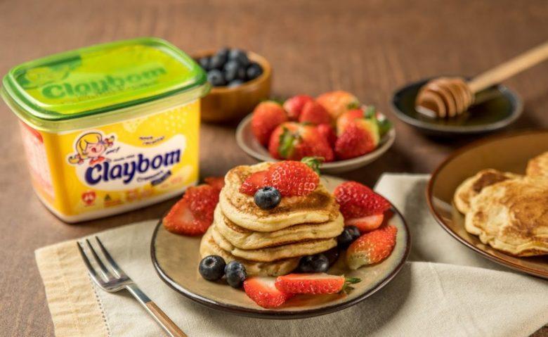 Mini panqueca americana com melaço e frutas
