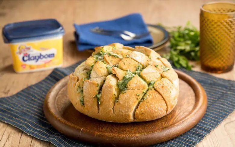 Pão italiano com pasta de alho e queijo