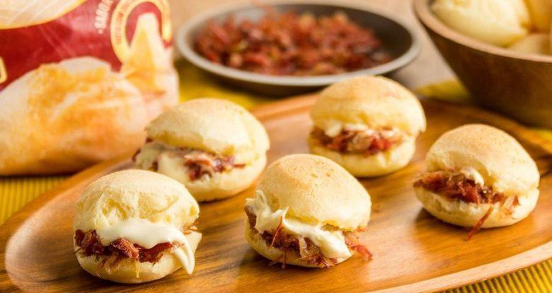 Pão de queijo recheado de carne seca e requeijão