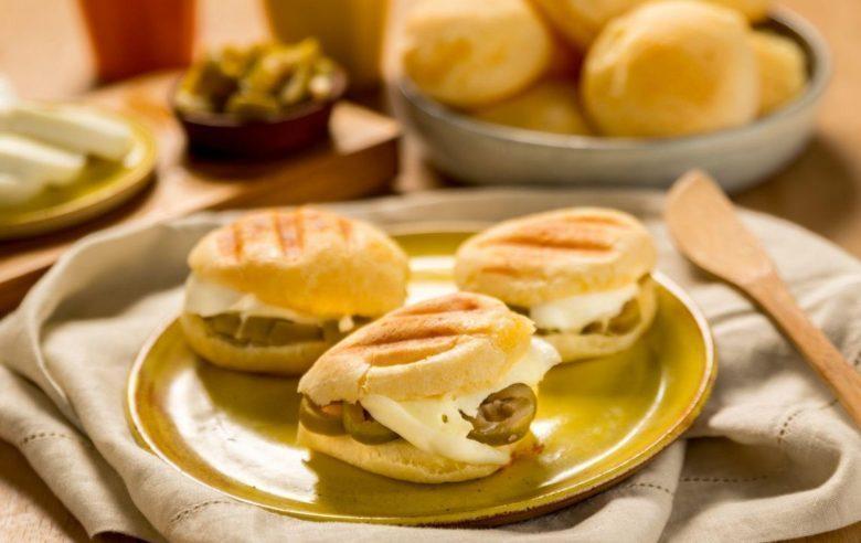 Pão de queijo no tostex com mussarela de búfala e azeitonas