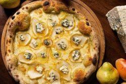 Pizza de pera, mel e gorgonzola