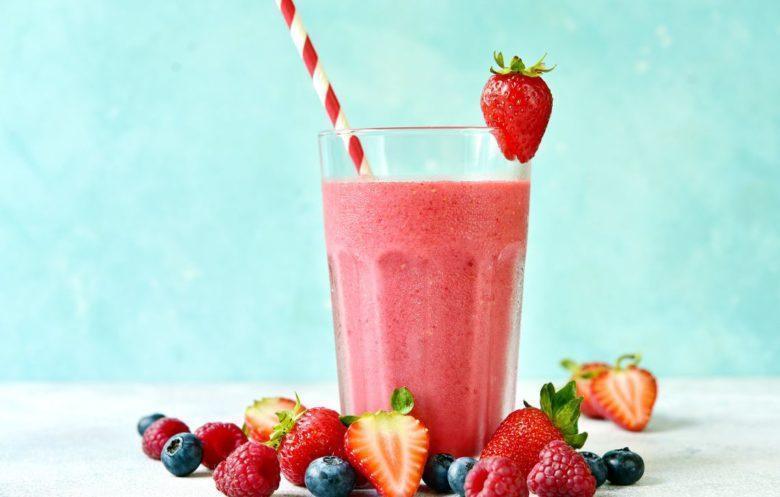 Suco de frutas vermelhas com hortelã