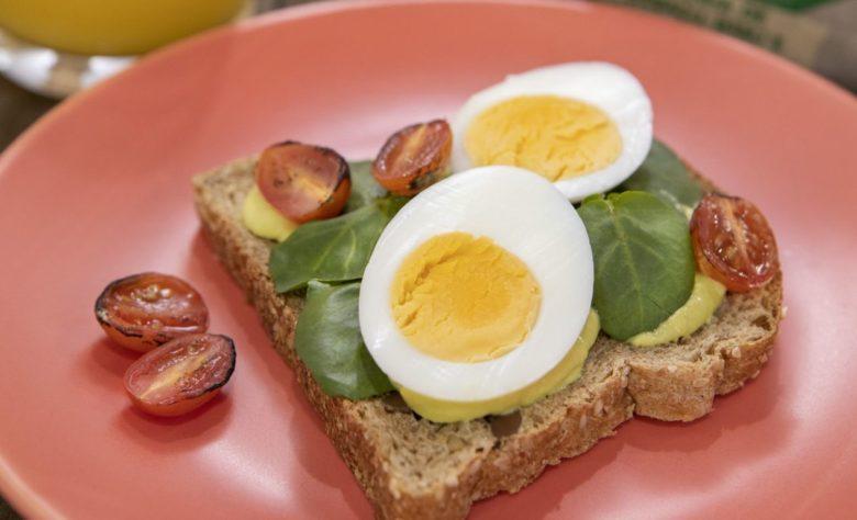 Toast de maionese de abacate 