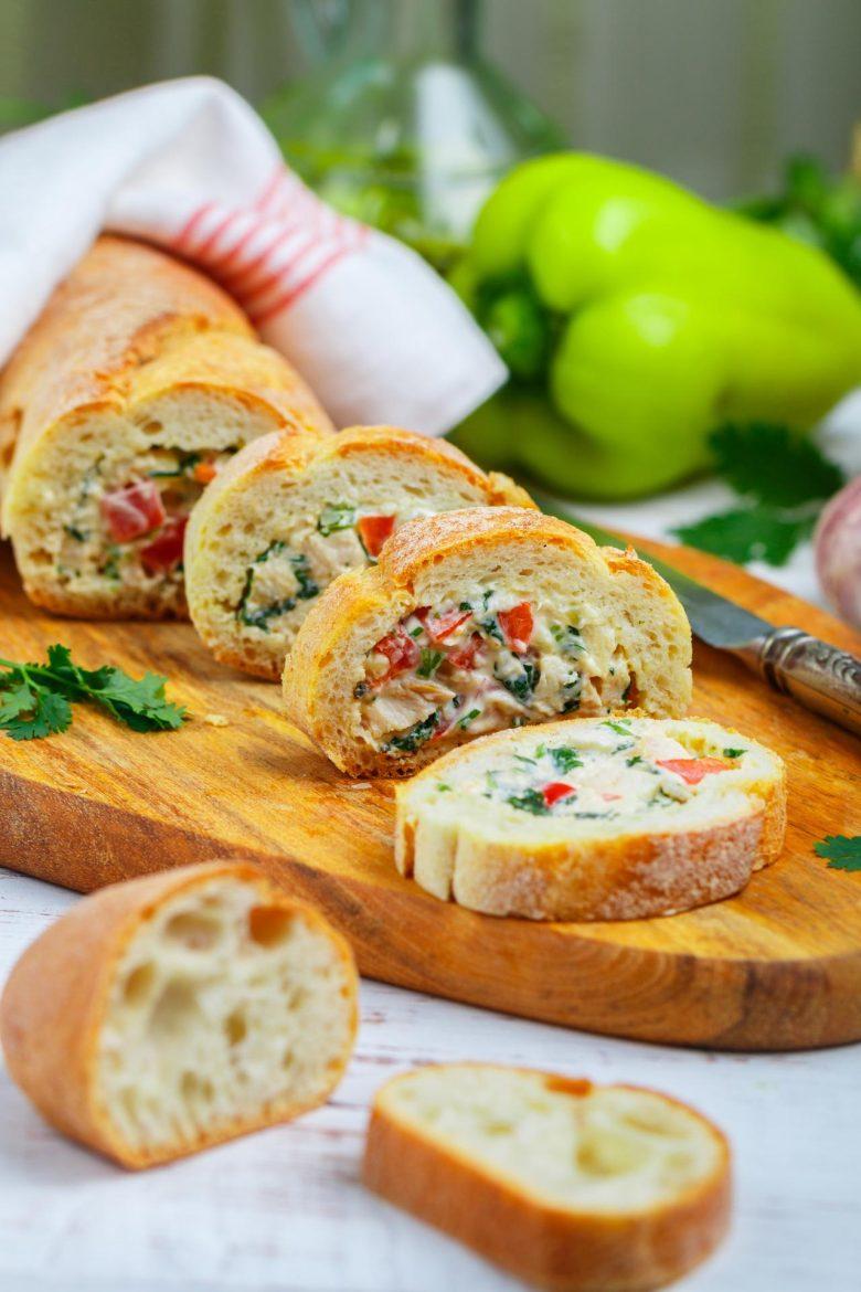 Baguete recheada com bacon e queijo