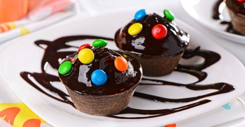 Cupcake com calda de chocolate