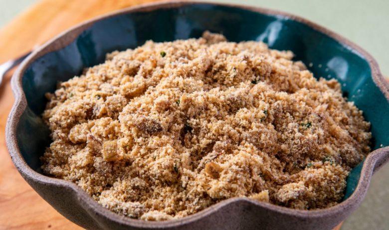 Farofa com cebola crocante e shoyu
