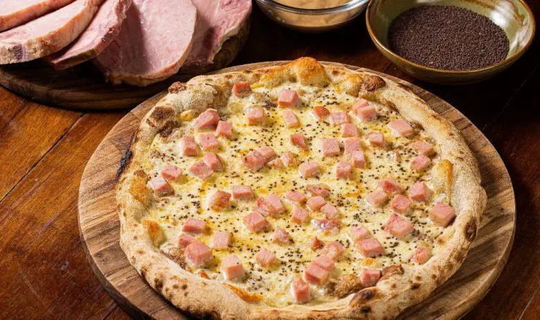 Pizza de carré suíno e mostarda