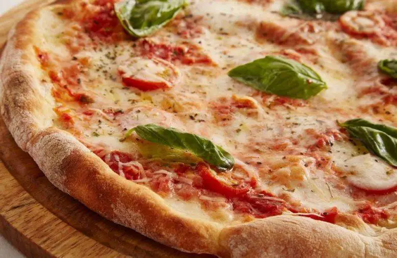 Pizza rápida de frigideira com mussarela, tomate e orégano