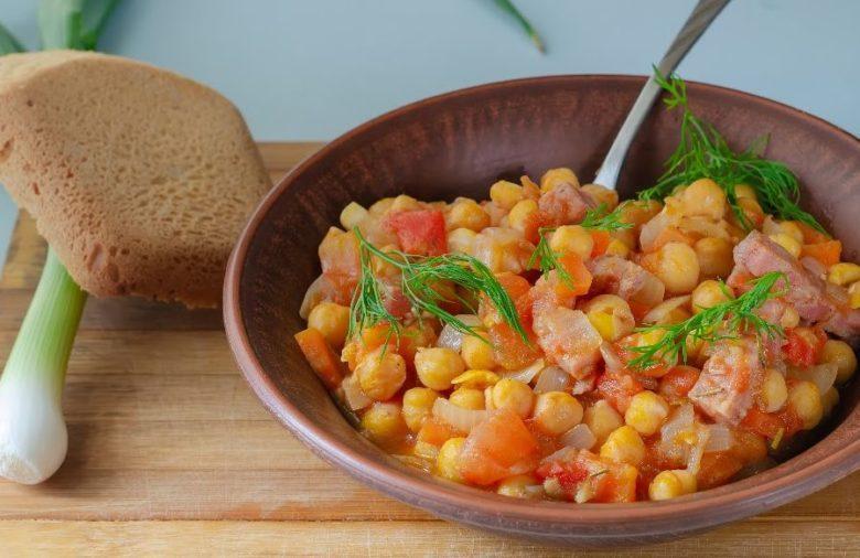 Salada quente de bacalhau com grão-de-bico