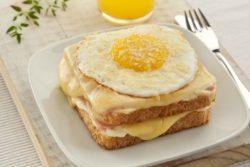 Sanduíche de queijo quente e ovo