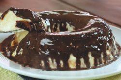 Torta de sorvete com calda de chocolate
