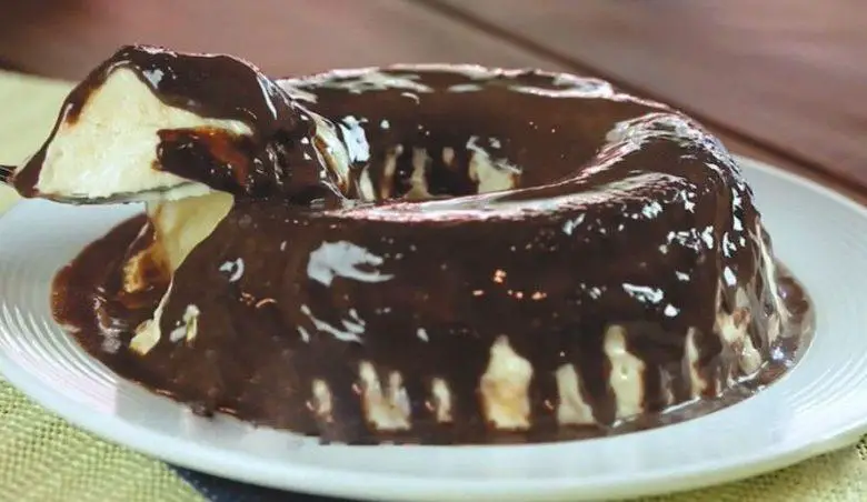 Torta de sorvete com calda de chocolate