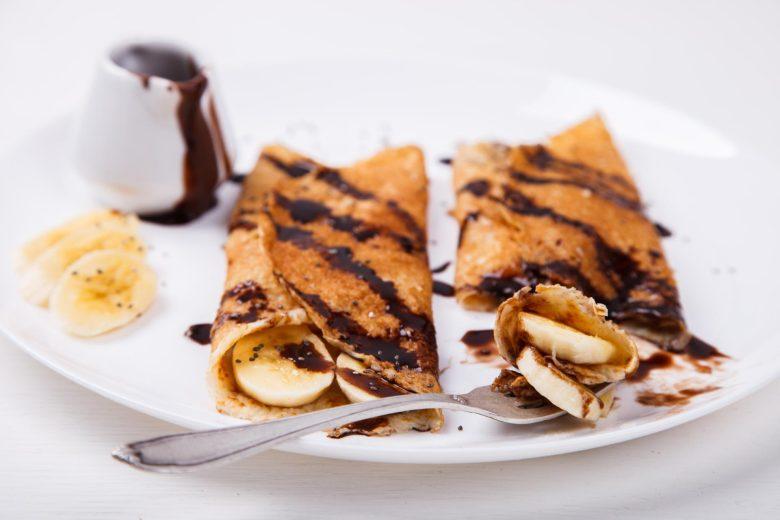 Panqueca de banana com queijo e leite condensado