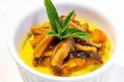 Polenta de couve flor e curcuma com ragu de porcini