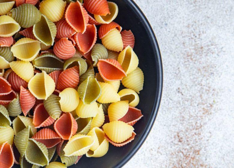 Macarrão colorido com legumes