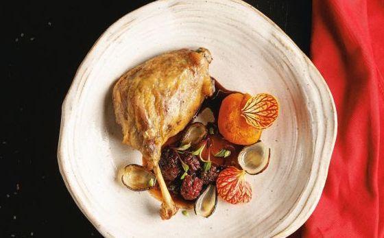 Pato confit com moranga, demi-glace e frutas vermelhas