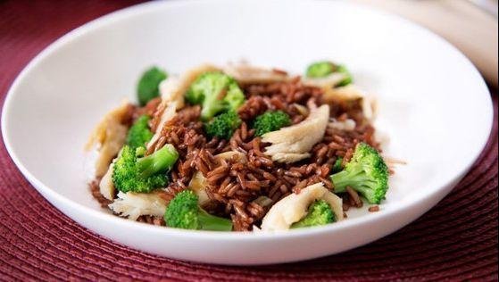 Arroz com lascas de bacalhau e brócolis