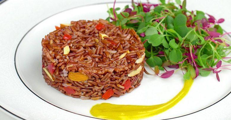 Arroz vermelho com amêndoas e tomate-cereja