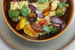 Arroz ao curry com coco, frango e vegetais
