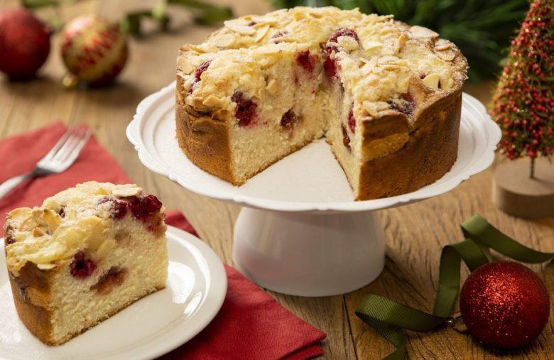 Bolo crumble de queijo brie com frutas vermelhas