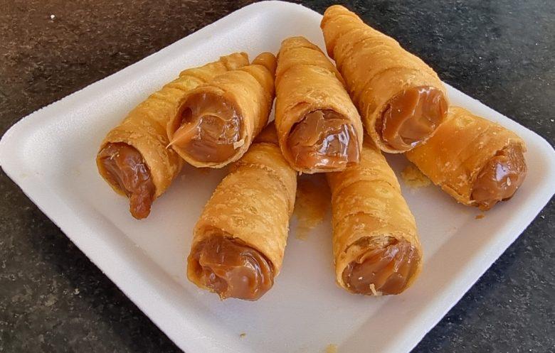 Canudinho com massa de pastel