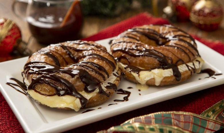 Donuts recheados com queijo camembert e calda de chocolate