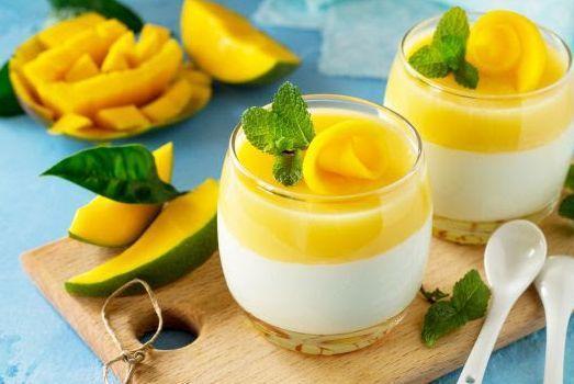 Panna cotta de coco com calda de frutas amarelas