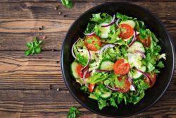 Salada crua de folhas e legumes
