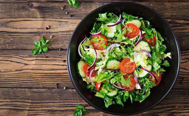 Salada crua  de folhas e legumes