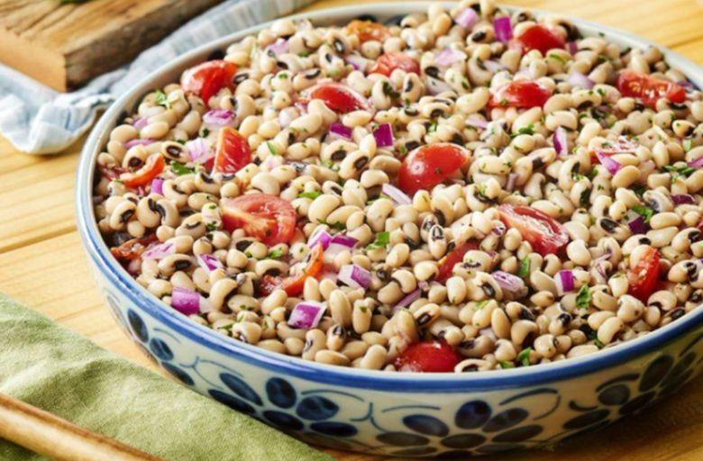 Salada de feijão fradinho com tomate cereja