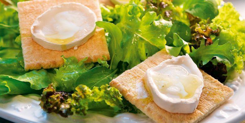 Salada verde com queijo de cabra e torrada