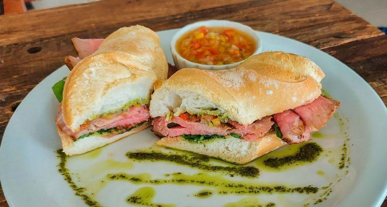 Sanduíche de rosbife clássico
