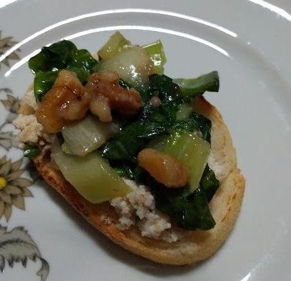 Tartine de escarola com gorgonzola e nozes