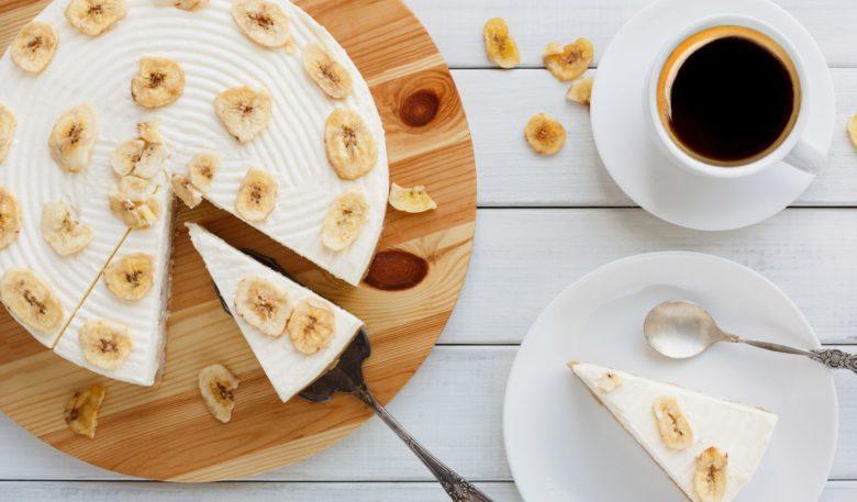 Torta de banana com folhas de gelatina 