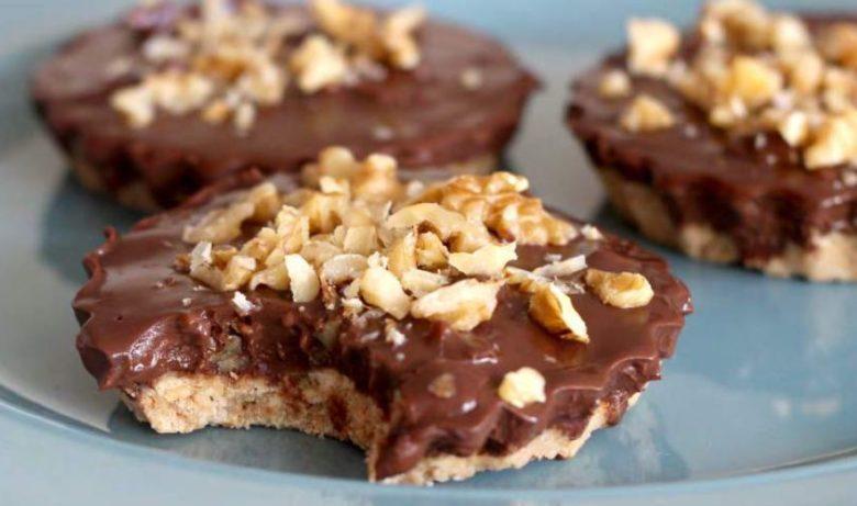 Tortinha gelada de chocolate com nozes