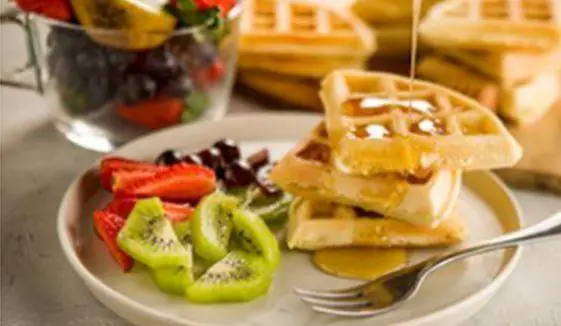 Waffle com frutas frescas e mel