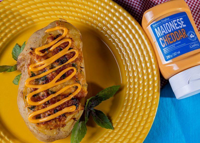 Batata recheada com maionese cheddar