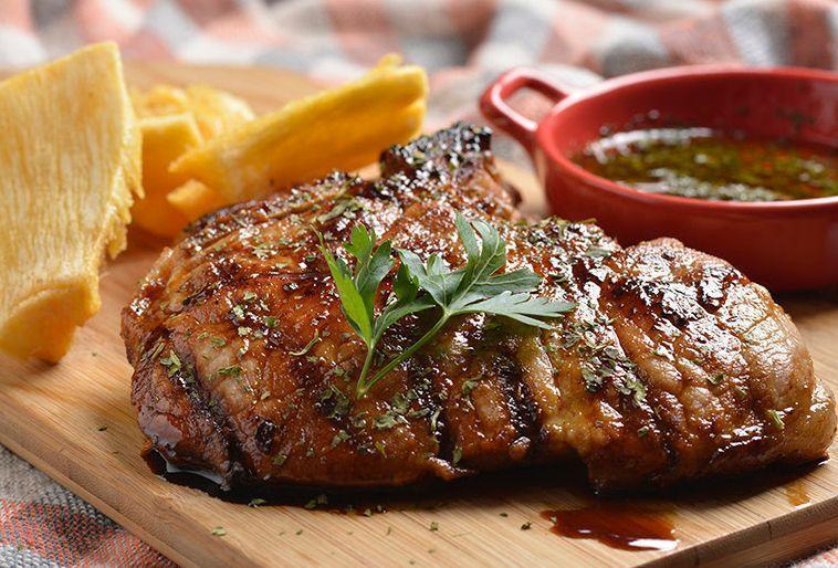 Bisteca grelhada com salsa e cebolinha