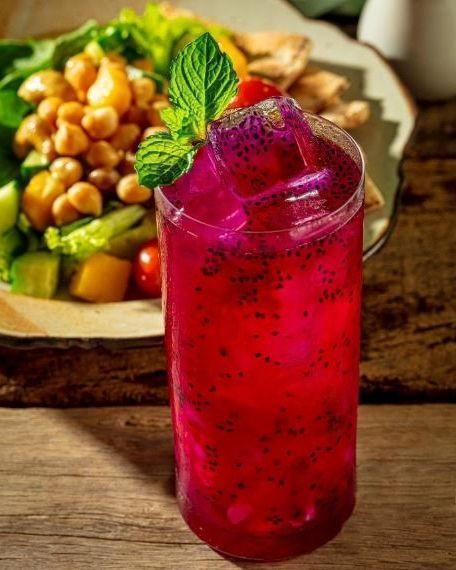 Caipirinha de sake com pitaya