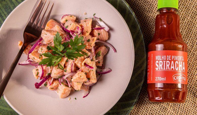 Ceviche de salmão com molho de pimenta