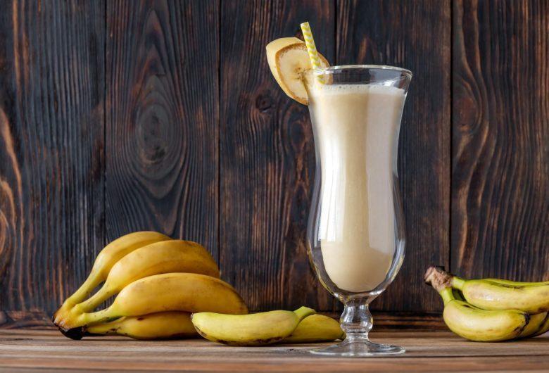 Coquetel de banana e leite de coco